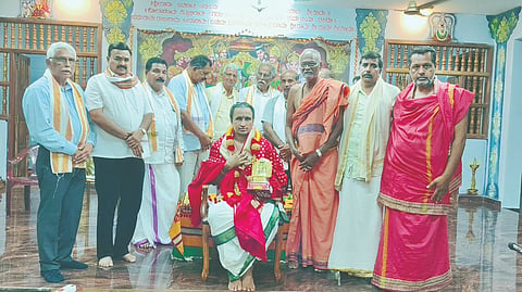  ಉಪ್ಪುಂದ ವಾದಯ್ಯ ಶೆಟ್ರಮನೆ ಸಪರಿವಾರ ಶ್ರೀ ಉವಾಮಹೇಶ್ವರ ದೇವಸ್ಥಾನದ ವಾರ್ಷಿಕ ವರ್ಧಂತಿ ಹಾಗೂ ಶ್ರೀ ಮನ್ಮಹಾರಥೋತ್ಸವದ ಸವಾರೋಪ ಸವಾರಂಭದಲ್ಲಿ ಶೃಂಗೇರಿ ಶ್ರೀ ಶಾರದಾಪೀಠಂನ ಪ್ರಾಂತೀಯ ಧರ್ವಾಧಿಕಾರಿ ಬಡಾಕೆರೆ ಲೋಕೇಶ ಅಡಿಗ ಅವರನ್ನು ಸನ್ಮಾನಿಸಲಾಯಿತು. ಪ್ರಮುಖರಾದ ಡಾ.ವೈ.ಹರೀಶ ಕುವಾರ್ ಶೆಟ್ಟಿ, ಬಿ.ಎಂ.ಸುಕುವಾರ ಶೆಟ್ಟಿ, ಕೆ.ಬಾಬು ಶೆಟ್ಟಿ, ಯು.ಸತೀಶ ಶೆಟ್ಟಿ, ಮೋಹನಚಂದ್ರ ಉಪ್ಪುಂದ ಮತ್ತಿತರರಿದ್ದರು.