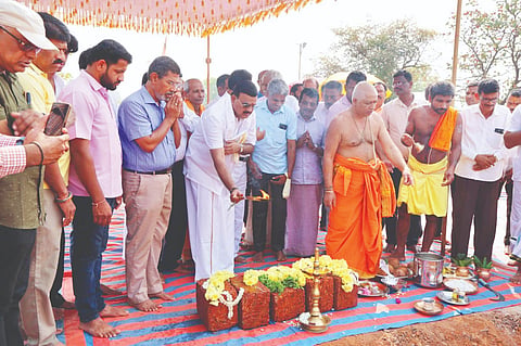 ವತ್ತಿನೆಣೆ ಶ್ರೀ ಗುರುರಾವೇಂದ್ರ ಸ್ವಾಮಿ ಮಠದ ಆವರಣದಲ್ಲಿ ಸ್ವಾಗತ ಮಹಾದ್ವಾರದ ಕಾಮಗಾರಿಗೆ ಗುರುವಾರ ಯು.ಬಿ.ಶೆಟ್ಟಿ ಶಿಲಾನ್ಯಾಸ ನೆರವೇರಿಸಿದರು. ಪ್ರಮುಖರಾದ ಸೂಲಿಯಣ್ಣ ಶೆಟ್ಟಿ, ಎಸ್.ರಾಜು ಪೂಜಾರಿ, ಮಂಜುನಾಥ ಶೆಟ್ಟಿ, ಎಸ್.ನಾಗಯ್ಯ ಶೆಟ್ಟಿ ಹೊಸ್ಮನೆ ಮತ್ತಿತರರಿದ್ದರು.