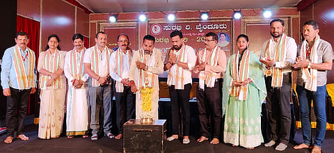  ಸುರಭಿ ಸಂಸ್ಥೆಯ 26ನೇ ವಾರ್ಷಿಕೋತ್ಸವ ಹಾಗೂ ಸುರಭಿ ಜೈಸಿರಿ-2026 ಬಿಂದುಶ್ರೀ ಪ್ರಶಸ್ತಿ ಪ್ರದಾನ ಸಮಾರಂಭವನ್ನು ಉಪ್ಪುಂದ ಶ್ರೀ ವರಲಕ್ಷ್ಮೀ ಚಾರಿಟೆಬಲ್ ಟ್ರಸ್ಟ್ ಅಧ್ಯಕ್ಷ ಡಾ.ಗೋವಿಂದ ಬಾಬು ಪೂಜಾರಿ ಉದ್ಘಾಟಿಸಿದರು. ಪ್ರಮುಖರಾದ ಆನಂದ ಮದ್ದೋಡಿ, ಸತೀಶ ಬಟ್ಟಾಡಿ, ಶರತ್‌ಕುಮಾರ್ ಶೆಟ್ಟಿ, ಧನಾಕ್ಷಿ ವಿಶ್ವನಾಥ್ ಉಪಸ್ಥಿತರಿದ್ದರು.