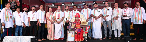 ಬೈಂದೂರು ಸುರಭಿ ಸಂಸ್ಥೆಯ ಸುರಭಿ ಜೈಸಿರಿ-2026ನೇ ಸಾಲಿನ ಬಿಂದುಶ್ರೀ ರಾಜ್ಯ ಪ್ರಶಸ್ತಿಯನ್ನು ಚಲನಚಿತ್ರ ನಟಿ ಡಾ.ಉಮಾಶ್ರೀ ಅವರಿಗೆ ನೀಡಿ ಗೌರವಿಸಲಾಯಿತು. ಕನ್ನಡ ಮತ್ತು ಸಂಸ್ಕೃತಿ ಇಲಾಖೆ ಸಹಾಯಕ ನಿರ್ದೇಶಕಿ ಪೂರ್ಣಿಮಾ, ಉದ್ಯಮಿಗಳಾದ ಮಾರಣಕಟ್ಟೆ ಕೃಷ್ಣಮೂರ್ತಿ ಮಂಜ, ಜಯಾನಂದ ಹೋಬಳಿದಾರ್ ಮೊದಲಾದವರಿದ್ದರು.  