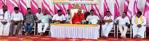 ಗೋಳಿಹೊಳೆಯಲ್ಲಿ ಚಾತುರ್ವಾಸ್ಯ ವ್ರತಾಚರಣೆ ಪೂರ್ವಭಾವಿ ಸಭೆಯಲ್ಲಿ ಶ್ರೀ ಬ್ರಹ್ಮಾನಂದ ಸರಸ್ವತಿ ಮಹಾರಾಜ್ ಆಶೀರ್ವಚನ ನೀಡಿದರು. ಪ್ರಮುಖರಾದ ಮಂಕಾಳ ವೈದ್ಯ, ವಿ.ಸುನೀಲ್ ಕುವಾರ್, ಯಶಪಾಲ್ ಸುವರ್ಣ ಮೊದಲಾದವರಿದ್ದರು.