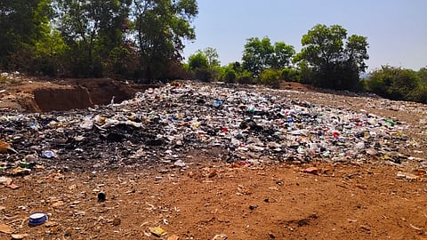 ಶಿರೂರು ಗ್ರಾ.ಪಂ. ವ್ಯಾಪ್ತಿಯಲ್ಲಿ ಕಸ ರಾಶಿ ಬಿದ್ದಿರುವುದು.