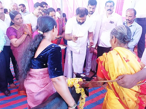 ಹೇರೂರು ಗ್ರಾಮ ಪಂಚಾಯತಿ ನೇತೃತ್ವದಲ್ಲಿ ನಡೆದ ಹೇರೂರು ಗ್ರಾಮೋತ್ಸವದಲ್ಲಿ ಶಾಸಕ ಗುರುರಾಜ ಗಂಟಿಹೊಳೆ ಗೋಪೂಜೆ ನೆರವೇರಿಸಿದರು.