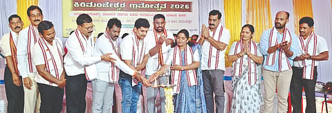  ಕಿರಿಮಂಜೇಶ್ವರದಲ್ಲಿ ನಡೆದ ಗ್ರಾಮೋತ್ಸವವನ್ನು ಗ್ರಾಪಂ ಅಧ್ಯಕ್ಷ ಶೇಖರ ಖಾರ್ವಿ ಉದ್ಘಾಟಿಸಿದರು. ನೋಡಲ್ ಅಧಿಕಾರಿ ರಮೇಶ ಕುಲಾಲ್, ಬೈಂದೂರು ಉತ್ಸವ ಸಂಚಾಲಕ ಶ್ರೀಗಣೇಶ ಗಾಣಿಗ, ಉಪಾಧ್ಯಕ್ಷೆ ಅನಿತಾ ಆರ್.ಕೆ., ತಾಪಂ ಮಾಜಿ ಅಧ್ಯಕ್ಷ ಮಹೇಂದ್ರ ಪೂಜಾರಿ ಇತರರು ಇದ್ದರು.