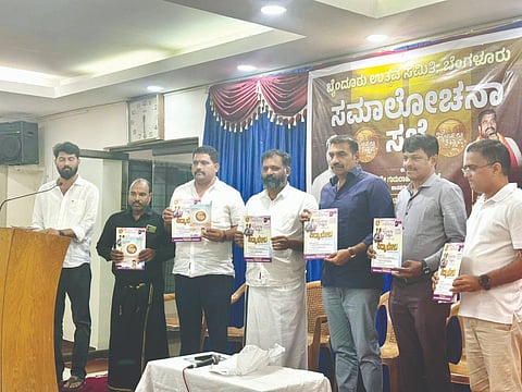 ಬೈಂದೂರು ಉತ್ಸವ ಪೂರ್ವಭಾವಿಯಾಗಿ ಬೆಂಗಳೂರು ವಿಜಯನಗರ ಬಂಟರ ಸಂದ ತಂಡದ ನೇತೃತ್ವದಲ್ಲಿ ನಡೆದ ವಿದ್ಯಾ ಬೆಳಕು ಯೋಜನೆಯ ಪೋಸ್ಟರನ್ನು ಶಾಸಕ ಗುರುರಾಜ ಗಂಟಿಹೊಳೆ ಅನಾವರಣಗೊಳಿಸಿದರು.
