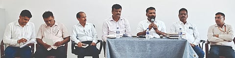 ಬೈಂದೂರು ತಾಲೂಕು ಆಡಳಿತ ಸೌಧದಲ್ಲಿ ಮಂಗಳವಾರ ಬೈಂದೂರು ಉತ್ಸವದ ಪ್ರಯುಕ್ತ ನಡೆದ ಅಧಿಕಾರಿಗಳ ಸಭೆಯಲ್ಲಿ ಶಾಸಕ ಗುರುರಾಜ ಗಂಟಿಹೊಳೆ ವಾತನಾಡಿದರು. ಬೈಂದೂರು ತಹಸೀಲ್ದಾರ್ ರಾಮಚಂದ್ರಪ್ಪ, ಕುಂದಾಪುರ ತಹಸೀಲ್ದಾರ್ ಪ್ರದೀಪ್ ಕುರ್ಡೆಕರ್ ಇತರರಿದ್ದರು.