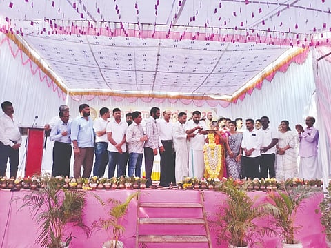 ಬಿಜೂರು ಗ್ರಾಮೋತ್ಸವವನ್ನು ಶಾಸಕ ಗುರುರಾಜ್ ಗಂಟಿಹೊಳೆ ಉದ್ಘಾಟಿಸಿದರು. ರಘುರಾಮ ಶೆಟ್ಟಿ ಬಿಜೂರು, ಡಾ.ಗೋವಿಂದ ಬಾಬು ಪೂಜಾರಿ ಇದ್ದರು.