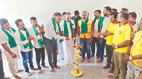  ಬೈಂದೂರು ರೈತಸಂಘದ ನೂತನ ಕಚೇರಿಯನ್ನು ಖಂಬದಕೋಣೆ ರೈತರ ಸೇವಾ ಸಹಕಾರಿ ಸಂಘದ ಅಧ್ಯಕ್ಷ ಎಸ್.ಪ್ರಕಾಶ್ಚಂದ್ರ ಶೆಟ್ಟಿ ಉದ್ಘಾಟಿಸಿದರು. ನೆಲ್ಯಾಡಿ ದೀಪಕ್ ಕುಮಾರ್ ಶೆಟ್ಟಿ, ಹೆರಿಯಣ್ಣ ಪೂಜಾರಿ, ರಘುಪತಿ, ಗಣೇಶ ಪೂಜಾರಿ ಇತರರು ಇದ್ದರು.