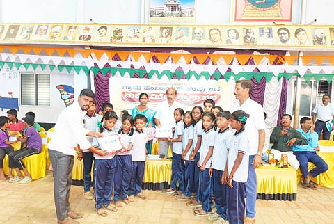  ಉಪ್ಪುಂದ ಗ್ರಾಮ ಪಂಚಾಯಿತಿ ವ್ಯಾಪ್ತಿಯ ಶಾಲಾ ವಿದ್ಯಾರ್ಥಿಗಳಿಗೆ  ನಡೆಸಿದ ಗ್ರಾಮೀಣ ಕ್ರೀಡಾಕೂಟದಲ್ಲಿ ವಿಜೇತರಾದವರಿಗೆ ಮಕ್ಕಳ ಗ್ರಾಮಸಭೆಯಲ್ಲಿ ಬಹುಮಾನ ವಿತರಿಸಲಾಯಿತು. ಗ್ರಾಪಂ ಅಧ್ಯಕ್ಷ ಮೋಹನಚಂದ್ರ, ಉಪಾಧ್ಯಕ್ಷೆ ಮಹಾಲಕ್ಷ್ಮೀ ಗಾಣಿಗ ಇತರರು ಇದ್ದರು.  