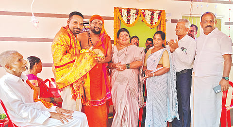  ಮನೆ ಹಸ್ತಾಂತರ ಕಾರ್ಯಕ್ರಮದಲ್ಲಿ ಟ್ರಸ್ಟ್ ಅಧ್ಯಕ್ಷ ಡಾ.ಗೋವಿಂದ ಬಾಬು ಪೂಜಾರಿ ಅವರನ್ನು ಸನ್ಮಾನಿಸಲಾಯಿತು. ನಾಗರತ್ನಾ ಆಚಾರ್ಯ, ಬಾಬು ಪೂಜಾರಿ, ಮಂಜಮ್ಮ ಪೂಜಾರಿ, ಗೀತಾಂಜಲಿ ಸುವರ್ಣ, ರಾಮ ಪೂಜಾರಿ ಮೊದಲಾದವರಿದ್ದರು.
