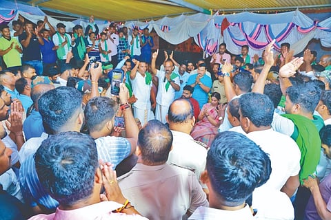 ಬೈಂದೂರು ತಾಲೂಕು ಆಡಳಿತ ಸೌಧದ ಎದುರು ನಡೆಯುತ್ತಿರುವ ರೈತರ ಅಹೋರಾತ್ರಿ ಧರಣಿ ಸ್ಥಳಕ್ಕೆ ಭಾನುವಾರ ಉಸ್ತುವಾರಿ ಸಚಿವೆ ಲಕ್ಷ್ಮೀ ಹೆಬ್ಬಾಳ್ಕರ್ ಭೇಟಿ ನೀಡಿದರು. ಜಿಲ್ಲಾಧಿಕಾರಿ ಸ್ವರೂಪಾ ಟಿ.ಕೆ., ಜಿಪಂ ಮುಖ್ಯ ಕಾರ್ಯನಿರ್ವಹಣಾಧಿಕಾರಿ ಪ್ರತೀಕ್ ಬಾಯಲ್ ಇತರರಿದ್ದರು.