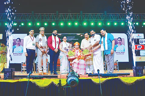 ಬೈಂದೂರು ಉತ್ಸವದಲ್ಲಿ ಭಾಗವಹಿಸಿದ್ದ ಉಡುಪಿ ಜಿಲ್ಲಾ ಉಸ್ತುವಾರಿ ಸಚಿವೆ ಲಕ್ಷ್ಮೀ ಹೆಬ್ಬಾಳ್ಕರ್ ಅವರನ್ನು  ಶಾಸಕ ಗುರುರಾಜ್ ಗಂಟಿಹೊಳೆ ಸನ್ಮಾನಿಸಿದರು. ಡಾ.ಎಂ.ಮೋಹನ್ ಆಳ್ವ, ಜಿಲ್ಲಾಧಿಕಾರಿ .ಸ್ವರೂಪಾ ಟಿ.ಕೆ. ಇತರರು ಇದ್ದರು.