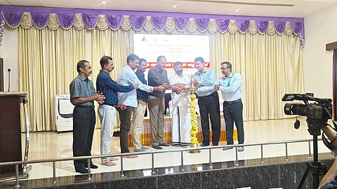 ಬೈಂದೂರು ಖಾಸಗಿ ಹೋಟೆಲ್ ಸಭಾಂಗಣದಲ್ಲಿ ನಡೆದ ಒಂದು ದಿನದ ಖರೀದಿದಾರರ ಹಾಗೂ ಮಾರಾಟಗಾರರ ಅಭಿವೃದ್ಧಿ ಕಾರ್ಯಾಗಾರವನ್ನು ಶಾಸಕ ಗುರುರಾಜ ಗಂಟಿಹೊಳೆ ಉದ್ಘಾಟಿಸಿದರು. ಹರಿ ಕುಮಾರ್ ಎ., ಕೆ.ಪಿ.ಶೆಟ್ಟಿ, ಹರೀಶ್ ಜಿ. ಇತರರಿದ್ದರು.