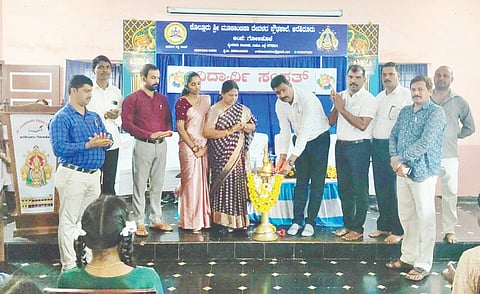  ಅರೆಶಿರೂರಿನ ಕೊಲ್ಲೂರು ಶ್ರೀ ಮೂಕಾಂಬಿಕಾ ದೇವಳದ ಪ್ರೌಢಶಾಲೆಯ ವಿದ್ಯಾರ್ಥಿ ಸಂಸತ್ತನ್ನು ಸುಕೇಶ ಶೆಟ್ಟಿ ಹೊಸಮಠ ಉದ್ಘಾಟಿಸಿದರು. ಪ್ರಮುಖರಾದ ಸುಕೇಶ ಶೆಟ್ಟಿ ಹೊಸಮಠ, ದಿನಕರ ನಾಯ್ಕ ಬಿ., ಲಕ್ಷ್ಮೀ, ಸಾಧನ್ ಉಪಸ್ಥಿತರಿದ್ದರು.  