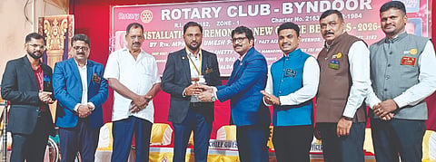  ಬೈಂದೂರು ರೋಟರಿ ಕ್ಲಬ್ ಅಧ್ಯಕ್ಷ ಅರುಣ್ ಕುಮಾರ್ ಶಿರೂರು ಅವರಿಗೆ ರೋಟರಿ ಜಿಲ್ಲಾ ನಿಕಟಪೂರ್ವ ಸಹಾಯಕ ಗವರ್ನರ್ ಡಾ.ಉಮೇಶ್ ಪುತ್ರನ್ ಪದಪ್ರದಾನಿಸಿದರು. ಪ್ರಮುಖರಾದ ಕೆ.ಬಾಬು ಶೆಟ್ಟಿ, ಅರುಣ್ ಕುವಾರ್ ಶಿರೂರು, ಶ್ರೀನಾಥ ರಾವ್ ಮತ್ತಿತರರು ಇದ್ದರು.