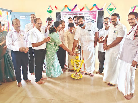  ಬಿಜೂರು ಸರ್ಕಾರಿ ಹಿರಿಯ ಪ್ರಾಥಮಿಕ ಶಾಲೆಯಲ್ಲಿ ಕಂಪ್ಯೂಟರ್ ಲ್ಯಾಬ್‌ನ್ನು ಶಾಸಕ ಗುರುರಾಜ ಗಂಟಿಹೊಳೆ ಲೋಕಾರ್ಪಣೆಗೊಳಿಸಿದರು. ಟ್ರಸ್ಟ್ ಅಧ್ಯಕ್ಷ ಡಾ.ಗೋವಿಂದ ಬಾಬು ಪೂಜಾರಿ, ಸಹಾಯಕ ನಿರ್ದೇಶಕಿ ಪೂರ್ಣಿವಾ ಮೊದಲಾದವರಿದ್ದರು.