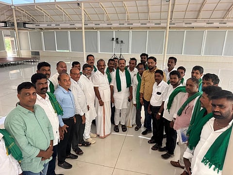 ಬೈಂದೂರು ತಾಲೂಕು ರೈತ ಸಂದ ಅಧ್ಯಕ್ಷ ನೆಲ್ಯಾಡಿ ದೀಪಕ್​ ಕುಮಾರ ಶೆಟ್ಟಿ ನೇತೃತ್ವದಲ್ಲಿ ರೈತರ ನಿಯೋಗ ಆರೋಗ್ಯ ಸಚಿವ ಯು.ಟಿ.ಖಾದರ್​ ಅವರನ್ನು ಭೇಟಿ ಮಾಡಿ ಮನವಿ ಮಾಡಿದರು. ತಾಲೂಕಿನ ವಿವಿಧ ಭಾಗಗಳ ರೈತರು ಇದ್ದರು.
