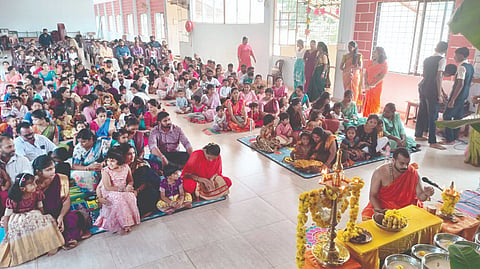  ಸಿದ್ದಾಪುರ ಜ್ಞಾನಸರಸ್ವತಿ ಸಮೂಹ ಶಿಕ್ಷಣ ಸಂಸ್ಥೆಗಳ ಮಕ್ಕಳಿಗೆ ಪುರೋಹಿತ ಸೂರಜ್ ಆಚಾರ್ಯ ಅವರು ಅಕ್ಷರಾಭ್ಯಾಸ ಮಾಡಿಸಿದರು.