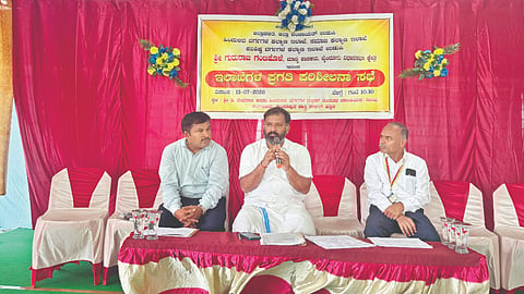 ಬೈಂದೂರು ವಿಧಾನಸಭಾ ಕ್ಷೇತ್ರ ವ್ಯಾಪ್ತಿಯ ವಿವಿಧ ಯೋಜನೆಗಳ ಪ್ರಗತಿ ಪರಿಶೀಲಿಸಿ ಶಾಸಕ ಗುರುರಾಜ್ ಗಂಟಿಹೊಳೆ ಮಾತನಾಡಿದರು. ಪ್ರಮುಖರಾದ ಹಾಕಪ್ಪ ಲಮಾಣಿ, ನಾರಾಯಣ ಸ್ವಾಮಿ, ರಮೇಶ್ ಮೊದಲಾದವರಿದ್ದರು.  