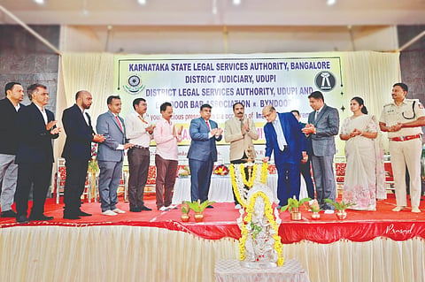  ಯಡ್ತರೆಯಲ್ಲಿ ಶನಿವಾರ ಬೈಂದೂರು ತಾಲೂಕು ಕಾನೂನು ಸೇವೆಗಳ ಸಮಿತಿಯನ್ನು ಕರ್ನಾಟಕ ಉಚ್ಚ ನ್ಯಾಯಾಲಯ ಹಾಗೂ ಆಡಳಿತಾತ್ಮಕ ನ್ಯಾಯಮೂರ್ತಿ ಎಂ.ಐ.ಅರುಣ್ ಉದ್ಘಾಟಿಸಿದರು. ಪ್ರಮುಖರಾದ ಅಬ್ದುಲ್ ರಹೀಮ್ ಹುಸೇನ್ ಶೇಕ್, ರಶ್ಮಿ ಎಸ್.ಆರ್., ಪ್ರಶಾಂತ್ ಪೂಜಾರಿ, ರವಿರಾಜ್ ದೀಕ್ಷಿತ್ ಮತ್ತಿತರರು ಇದ್ದರು.  