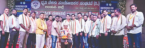  ಧ್ವಬೆಸಂಸಂ ಬೈಂದೂರು ವಲಯಕ್ಕೆ ಸ್ವಂತ ಕಟ್ಟಡ ನಿರ್ವಾಣಕ್ಕೆ ಸ್ಥಳದಾನ ವಾಡಿದ ಖಂಬದಕೋಣೆ ಸಂವೇದನಾ ಕಾಲೇಜಿನ ಪ್ರಾಂಶುಪಾಲ ಡಾ.ಸುಬ್ರಹ್ಮಣ್ಯ ಭಟ್ ಅವರನ್ನು ಸನ್ಮಾನಿಸಲಾಯಿತು. ಪ್ರಮುಖರಾದ ಆರ್.ಲಕ್ಷ್ಮಣ್ ದಾವಣಗೆರೆ, ಸತೀಶ್ ಉಷಾ ಕುಂದಾಪುರ, ಅಬ್ದುಲ್ ಕರೀಂ ಅತ್ತಾರ್ ಬಾಗಲಕೋಟೆ ಮೊದಲಾದವರಿದ್ದರು.  