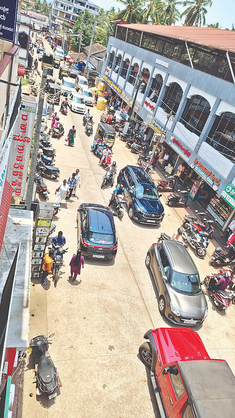  ಬೈಂದೂರು ರಥಬೀದಿಯ ವಾಹನ ದಟ್ಟಣೆ ದೃಶ್ಯ.