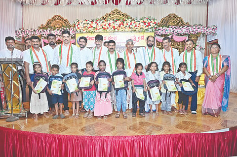 ಉಪ್ಪುಂದ ದೇವಾಡಿಗರ ಸಂದಿಂದ ಸಮಾಜದ ವಿದ್ಯಾರ್ಥಿಗಳಿಗೆ ನೋಟ್ ಪುಸ್ತಕ ಹಾಗೂ ಬ್ಯಾಗ್ ವಿತರಿಸಲಾಯಿತು. ಪ್ರಮುಖರಾದ ಆಲೂರು ರುರಾಮ ದೇವಾಡಿಗ, ರಾಮಚಂದ್ರ ದೇವಾಡಿಗ, ರಮೇಶ ದೇವಾಡಿಗ ವಂಡ್ಸೆ ಮೊದಲಾದವರಿದ್ದರು.