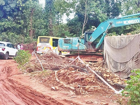  ಬೈಂದೂರು- ಕೊಲ್ಲೂರು ರಾಷ್ಟ್ರೀಯ ಹೆದ್ದಾರಿ ಕಾಮಗಾರಿ ಕಳೆದೊಂದು ತಿಂಗಳಿಂದ ನಡೆಯುತ್ತಿರುವುದು.