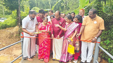  ಆಜ್ರಿ ಗ್ರಾಪಂ ವ್ಯಾಪ್ತಿಯ ಕ್ಯಾಕೋಡುವಿನಲ್ಲಿ ನಿನಿರ್ಮಾಣವಾದ ನೂತನ ಕಾಲುಸಂಕವನ್ನು ಶಾಸಕ ಗುರುರಾಜ ಗಂಟಿಹೊಳೆ ಉದ್ಘಾಟಿಸಿದರು. ಪ್ರಮುಖರಾದ ಶ್ರೀಕಾಂತ್, ಎಸ್.ಎಸ್.ಶ್ರೀಕಾಂತ್, ಮುರುಳಿ, ಬಾಲಚಂದ್ರ ಭಟ್ ಮತ್ತಿತರರಿದ್ದರು.  