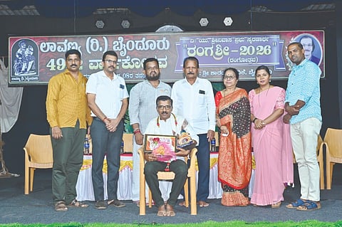 ಬೈಂದೂರು ಶಾರದಾ ವೇದಿಕೆಯಲ್ಲಿ ಲಾವಣ್ಯದ ರಂಗಶ್ರೀ ರಂಗ ಹಬ್ಬ-2026ರ ಎರಡನೇ ದಿನದ ಕಾರ್ಯಕ್ರಮದಲ್ಲಿ ಕೊಂಕಣಿ ರಂಗಭೂಮಿ ನಿರ್ದೇಶಕ ನಾಯ್ಕನಕಟ್ಟೆ ಶ್ರೀಸ ಭಟ್ ಅವರನ್ನು ಸನ್ಮಾನಿಸಲಾಯಿತು. ಪ್ರಮುಖರಾದ ವೈ.ಮಂಗೇಶ ಶ್ಯಾನುಭಾಗ್, ಐ.ನಾರಾಯಣ, ನರಸಿಂಹ ಬಿ.ನಾಯಕ್ ಮತ್ತಿತರರು ಉಪಸ್ಥಿತರಿದ್ದರು.