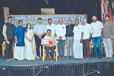  ರಂಗಶ್ರೀ ರಂಗಹಬ್ಬ-2026ರ ಮೂರನೇ ದಿನದ ಕಾರ್ಯಕ್ರಮದಲ್ಲಿ ರಾಜ್ಯ ಪ್ರಶಸ್ತಿ ಪುರಸ್ಕೃತ ಶಿಕ್ಷಕ ಸಿ.ಎನ್.ಬಿಲ್ಲವ ಅವರನ್ನು ಸನ್ಮಾನಿಸಲಾಯಿತು. ಪ್ರಮುಖರಾದ ಶ್ರೀಧರ ಪಿ., ಪೂರ್ಣಿಮಾ ಸುರೇಶ್, ನಾಕಟ್ಟೆ ಜಗನ್ನಾಥ ಶೆಟ್ಟಿ, ಜಯಾನಂದ ಹೋಬಳಿದಾರ್ ಇದ್ದರು.