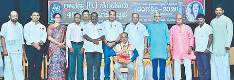  ರಂಗಶ್ರೀ ರಂಗಹಬ್ಬ 2026ರ ನಾಲ್ಕನೇ ದಿನದ ಕಾರ್ಯಕ್ರಮದಲ್ಲಿ ಯಕ್ಷಗಾನ ಭಾಗವತ ವಸ್ರೆ ಸುಧಾಕರ ಕೊಠಾರಿ ಅವರನ್ನು ಸನ್ಮಾನಿಸಲಾಯಿತು. ಪ್ರಮುಖರಾದ ಮೋಹನ್ ಕುವಾರ್ ಬೈಂದೂರು, ರಾಜೇಂದ್ರ ಹೆಜ್ಜಾಲು, ಕೆ.ಗೋಪಾಲ ಪೂಜಾರಿ ಮೊದಲಾದವರಿದ್ದರು.