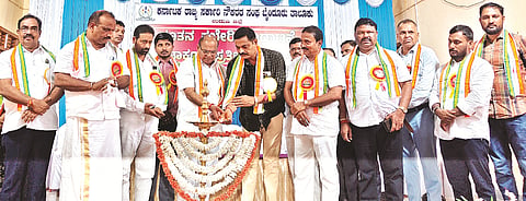 ಕರ್ನಾಟಕ ರಾಜ್ಯ ಸರ್ಕಾರಿ ನೌಕರರ ಸಂಘ ಬೈಂದೂರು ತಾಲೂಕು ನೂತನ ಕಚೇರಿಯನ್ನು ಮಾಜಿ ಶಾಸಕ ಕೆ.ಗೋಪಾಲ ಪೂಜಾರಿ ಉದ್ಘಾಟಿಸಿದರು. ಪ್ರಮುಖರಾದ ನಾಗೇಶ ನಾಯ್ಕ, ಅಂಪಾರು ದಿನಕರ ಶೆಟ್ಟಿ, ಡಾ.ಪ್ರೇಮಾನಂದ, ಡಾ.ನಾಗೇಶ, ಡಾ.ರಾಜೇಶ್​, ಬಿ.ಎಸ್​.ಸುರೇಶ ಶೆಟ್ಟಿ ಮತ್ತಿತರರು ಇದ್ದರು.