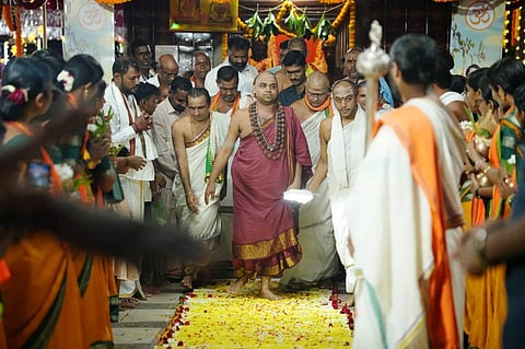 ದಕ್ಷಿಣಾಮ್ನಾಯ ಶೃಂಗೇರಿ ಶಾರದಾ ಪೀಠಾಧೀಶ್ವರ ಜಗದ್ಗುರು ಶ್ರೀ ವಿಧುಶೇಖರ ಭಾರತೀತೀರ್ಥ ಸ್ವಾಮೀಜಿ ಅವರನ್ನು ಪೂರ್ಣಕುಂಭದೊಂದಿಗೆ ದೇಗುಲಕ್ಕೆ ಕರೆತರಲಾಯಿತು. ಪ್ರಮುಖರಾದ ಆನಗಳ್ಳಿ ಚೆನ್ನಕೇಶವ ಗಾಯತ್ರಿ ಭಟ್​, ಶಿರಾಲಿ ವೆಂಕಟಾಪುರ ರಾಮಚಂದ್ರ ಭಟ್​, ಲೋಕೇಶ್​ ಅಡಿಗ ಬಡಾಕೆರೆ ಮೊದಲಾದವರಿದ್ದರು.