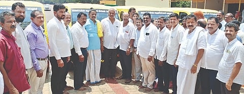 ಹೇರಂಜಾಲು ಶ್ರೀ ಗುಡೇ ಮಹಾಲಿಂಗೇಶ್ವರ ದೇವಸ್ಥಾನದ ಆವರಣದಲ್ಲಿ ಸೋಮವಾರ ಘಟಪ್ರಭಾ ಉದ್ಯಮಿ ಎಚ್​.ಜಯಶೀಲ ಎನ್​.ಶೆಟ್ಟಿ ತಮ್ಮ ಸಂಸ್ಥೆ ವತಿಯಿಂದ ಐದು ಶಾಲೆಗಳಿಗೆ ಶಾಲಾ ವಾಹನಗಳನ್ನು ಹಸ್ತಾಂತರಿಸಿದರು. ಪ್ರಮುಖರಾದ ಕಿರಣ್​ ಶೆಟ್ಟಿ, ಬಟ್ನಾಡಿ ಅಣ್ಣಪ್ಪ ಶೆಟ್ಟಿ, ಸುಧಾಕರ ಶೆಟ್ಟಿ, ಸುಭಾಶ್ಚಂದ್ರ ಶೆಟ್ಟಿ, ಜಯಶೀಲ ಶೆಟ್ಟಿ, ಡಾ.ಅತುಲ್​ಕುಮಾರ್​ ಶೆಟ್ಟಿ, ಕರುಣಾಕರ ಶೆಟ್ಟಿ ಇದ್ದರು.