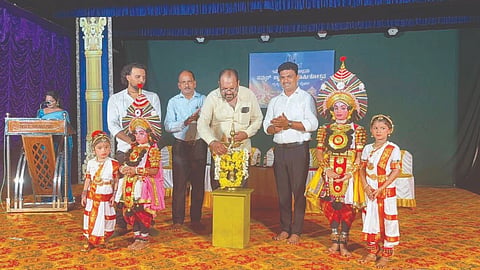 ನಟರಾಜ ಡ್ಯಾನ್ಸ್​ ಕಂಪನಿ ವಾರ್ಷಿಕೋತ್ಸವ ಹಾಗೂ ಬೇಸಿಗೆ ಶಿಬಿರವನ್ನು ಶ್ರೀ ಸೇನೇಶ್ವರ ದೇಗುಲ ವ್ಯವಸ್ಥಾಪನಾ ಸಮಿತಿ ಅಧ್ಯಕ್ಷ ಗಿರೀಶ ಬೈಂದೂರು ಉದ್ಘಾಟಿಸಿದರು. ಪ್ರಮುಖರಾದ ನರಸಿಂಹ ನಾಯಕ್​, ನಟರಾಜ್​, ಗೀತಾ ಪ್ರಸನ್ನ ಮತ್ತಿತರರಿದ್ದರು.