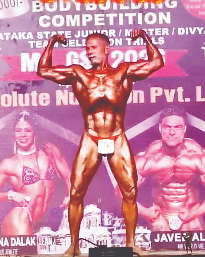 ಬಾಬು ಪೂಜಾರಿ ದೇಹದಾರ್ಢ್ಯ ಪ್ರದರ್ಶಿಸುತ್ತಿರುವುದು