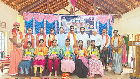 ಕಿರಿಮಂಜೇಶ್ವರ ಸರ್ಕಾರಿ ಪ್ರೌಢಶಾಲೆಯಲ್ಲಿ ನಡೆದ ಪ್ರೇರಣಾಭಿನಂದನೆ ಕಾರ್ಯಕ್ರಮದಲ್ಲಿ ಶಾಸಕ ಗುರುರಾಜ ಗಂಟಿಹೊಳೆ ಸಾಧಕ ವಿದ್ಯಾರ್ಥಿಗಳನ್ನು ಸನ್ಮಾನಿಸಿದರು. ಪ್ರಮುಖರಾದ ವಸಂತ ಜೋಗಿ, ಎ.ಶಂಕರ ಐತಾಳ್, ನಾಗೇಶ್ ಕೆ.ನಾಯ್ಕ ಮೊದಲಾದವರಿದ್ದರು.  