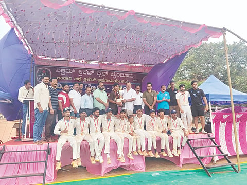  ವಿಕ್ರಂ ಟ್ರೋಫಿ ಕ್ರಿಕೆಟ್ ಪಂದ್ಯಾಟದ ಸವಾರೋಪದಲ್ಲಿ ವಿಜೇತ ತಂಡಗಳಿಗೆ ಕೊಲ್ಲೂರು ಶ್ರೀ ಮೂಕಾಂಬಿಕಾ ದೇವಸ್ಥಾನ ವ್ಯವಸ್ಥಾಪನಾ ಸಮಿತಿ ಅಧ್ಯಕ್ಷ ಕೆ.ಬಾಬು ಶೆಟ್ಟಿ ಟ್ರೋಫಿ ವಿತರಿಸಿದರು. ಪ್ರಮುಖರಾದ ನಾಗರಾಜ ಶೆಟ್ಟಿ, ಗಿರೀಶ್ ಬೈಂದೂರು, ಕರ್ನೋಲಿಯಸ್ ಪ್ರಸಾದ್ ಮೊದಲಾದವರಿದ್ದರು.