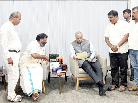  ಗ್ರಾಮೀಣಾಭಿವೃದ್ಧಿ ಮತ್ತು ಪಂಚಾಯತ್ ರಾಜ್ ಸಚಿವ ಪ್ರಿಯಾಂಕ್ ಖರ್ಗೆ ಅವರನ್ನು ಬೆಂಗಳೂರಿನಲ್ಲಿ ಶಾಸಕ ಗುರುರಾಜ್ ಗಂಟಿಹೊಳೆ ಭೇಟಿ ಮಾಡಿ ಮನವಿ ಸಲ್ಲಿಸಿದರು. 