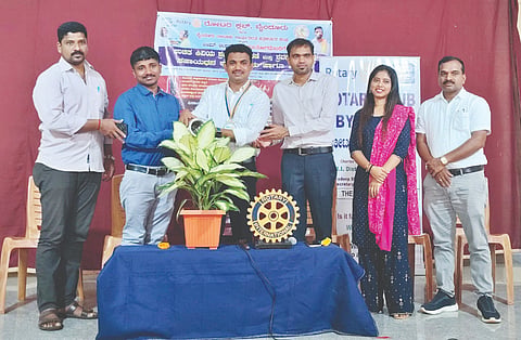 ಬೈಂದೂರು ಸಮುದಾಯ ಆರೋಗ್ಯ ಕೇಂದ್ರದ ವೈದ್ಯಾಧಿಕಾರಿ ಡಾ.ರಾಜೇಶ್ ಗಿಡಕ್ಕೆ ನೀರು ಎರೆದು ಶ್ರವಣ ಉಚಿತ ತಪಾಸಣೆ ಶಿಬಿರಕ್ಕೆ ಚಾಲನೆ ನೀಡಿದರು.