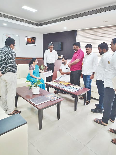 ಬೈಂದೂರು ಶಾಸಕ ಗುರುರಾಜ್ ಗಂಟಿಹೊಳೆ ನೇತೃತ್ವದ ನಿಯೋಗ ಜಿಲ್ಲಾಧಿಕಾರಿ ಸ್ವರೂಪಾ ಟಿ.ಕೆ. ಅವರನ್ನು ಭೇಟಿ ವಾಡಿ ಮನವಿ ಸಲ್ಲಿಸಿತು.
