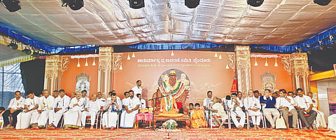  ಗೋಳಿಹೊಳೆ ಶ್ರೀ ಬಿಳಿಶಿಲೆ ವಿನಾಯಕ ದೇವಸ್ಥಾನದಲ್ಲಿ ಪಟ್ಟಾಭಿಷೇಕದ 18ನೇ ವರ್ಧಂತಿ ಧಾರ್ಮಿಕ ಕಾರ್ಯಕ್ರಮದಲ್ಲಿ ಸದ್ಗುರು ಶ್ರೀ ಬ್ರಹ್ಮಾನಂದ ಸರಸ್ವತಿ ಸ್ವಾಮೀಜಿ ಆಶೀರ್ವಚನ ನೀಡಿದರು. ಪ್ರಮುಖರಾದ ಗುರುರಾಜ್ ಗಂಟಿಹೊಳೆ, ಬ್ರಿಜೇಶ್ ಚೌಟ, ರಘುಪತಿ ಭಟ್, ಕೇಶವ್ ಮಹಾರಾಜ್, ಕಿರಣ್ ಮಂಗಳೂರು, ಹರೀಶ್ ಕುಮಾರ್, ಜಯಂತ್ ಕೋಟ್ಯಾನ್, ಸಂಜಯ ಪ್ರಭು ಇದ್ದರು.