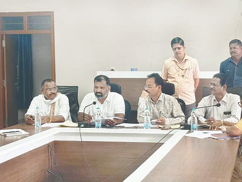 ಬೈಂದೂರು ತಾಲೂಕು ಕಚೇರಿಯಲ್ಲಿ ರಾಜ್ಯ ಸರ್ಕಾರದ ನೂತನ ಪ್ರಜಾಸೇವೆ ಆಂದೋಲನದ ಕುರಿತಾದ ಪೂರ್ವಭಾವಿ ಸಭೆಯಲ್ಲಿ ಶಾಸಕ ಗುರುರಾಜ್ ಗಂಟಿಹೊಳೆ ಮಾತನಾಡಿದರು. ಪ್ರಮುಖರಾದ ಮೋಹನ್ ಪೂಜಾರಿ, ರವಿರಾಜ್ ದೀಕ್ಷಿತ್, ಎಚ್.ರಾಮಚಂದ್ರಪ್ಪ ಮತ್ತಿತರರು ಉಪಸ್ಥಿತರಿದ್ದರು.