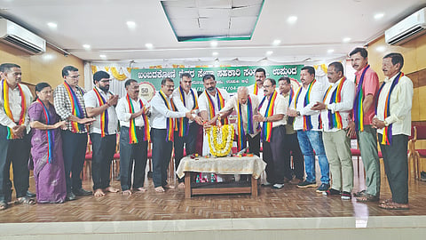  ಖಂಬದಕೋಣೆ ರೈತರ ಸೇವಾ ಸಹಕಾರಿ ಸಂಘದ ಸುವರ್ಣ ಮಹೋತ್ಸವ ಸಂಭ್ರಮದ ವರ್ಷಾಚರಣೆ ಕಾರ್ಯಕ್ರಮವನ್ನು ಶಾಸಕ ಗುರುರಾಜ್ ಗಂಟಿಹೊಳೆ ಉದ್ಘಾಟಿಸಿದರು. ಪ್ರಮುಖರಾದ ಎಸ್.ಪ್ರಕಾಶ್ಚಂದ್ರ ಶೆಟ್ಟಿ, ಮೊಳಹಳ್ಳಿ ಮಹೇಶ ಹೆಗ್ಡೆ ಸುವರ್ಣ, ಸುಧೀರ ಕುಮಾರ್ ಜೆ., ಅಮೃತ್ ಹೊಳ್ಳ, ಮೋಹನ ಪೂಜಾರಿ, ಗುರುರಾಜ ಹೆಬ್ಬಾರ್, ಭರತ್ ದೇವಾಡಿಗ ಉಪಸ್ಥಿತರಿದ್ದರು.