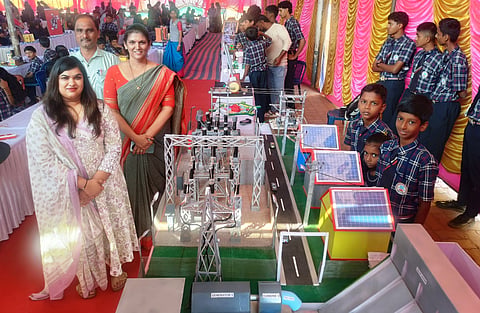 ಯುಬಿಎಸ್ ಸಮೂಹ ಶಿಕ್ಷಣ ಸಂಸ್ಥೆ ಮತ್ತು ಉಪ್ಪುಂದ ಶ್ರೀ ವಿವೇಕಾನಂದ ಆಂಗ್ಲ ಮಾಧ್ಯಮ ಶಾಲೆ ಜಂಟಿಯಾಗಿ ಆಯೋಜಿಸಿದ್ದ ವಿಜ್ಞಾನ ವಸ್ತುಪ್ರದರ್ಶನಕ್ಕೆ ಯಶಶ್ರೀ ಬಿ.ಶೆಟ್ಟಿ ಚಾಲನೆ ನೀಡಿದರು. ಮುಖ್ಯಶಿಕ್ಷಕರಾದ ಅಮಿತಾ ಶೆಟ್ಟಿ, ರಾಮದಾಸ ಇತರರು ಇದ್ದರು. 