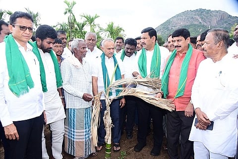 ಬಿಜೆಪಿ ರಾಜ್ಯಾಧ್ಯಕ್ಷ ಬಿ.ವೈ.ವಿಜಯೇಂದ್ರ ನೇತೃತ್ವದ ತಂಡ ತುಮಕೂರು ತಾಲೂಕಿನಲ್ಲಿ ಬರ ಪರಿಸ್ಥಿತಿ ವೀಕ್ಷಣೆ ಮಾಡಿತು.