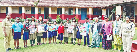 ನಾಪ್ಲೋಕ್ಲು ಅಕ್ಕಪಡೆಯಿಂದ ಶಾಲಾ ವಿದ್ಯಾರ್ಥಿಗಳಿಗೆ ಮೌಲ್ಯ ಶಿಕ್ಷಣ, ಪರಿಸರದ ಮಾಹಿತಿ ನೀಡಲಾಯಿತು.ಕೊಡಗು ಜಿಲ್ಲಾ ಪೊಲೀಸ್ ಮತ್ತು ಮಹಿಳಾ ಮಕ್ಕಳ ಸಬಲೀಕರಣ ಇಲಾಖೆಯ ಅಧೀನದಲ್ಲಿ ಬರುವ ಅಕ್ಕ ಪಡೆ ಸಿಬ್ಬಂದಿ  ಕೌಶಲ್ಯಾ, ಕುಮಾರಿ ಮತ್ತು ಶಾಲಾ ಶಿಕ್ಷಕರು, ಮಕ್ಕಳು ಇದ್ದರು