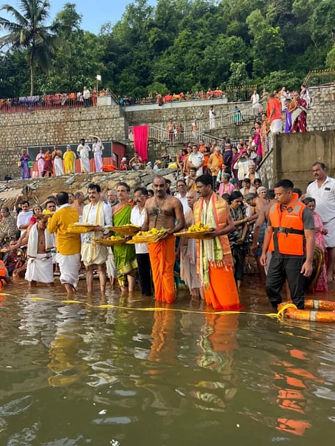 ಉಡುಪಿ ತಾಲೂಕಿನ ಶೀಂಬ್ರ ಸಿದ್ಧಿವಿನಾಯಕ ದೇವಸ್ಥಾನ ಸಮೀಪದ ಸ್ವರ್ಣ ನದಿಯಲ್ಲಿ ನಿರ್ಮಿಸಿದ ಸ್ನಾನ ಘಟ್ಟವನ್ನು ಬಾಗಿನ ಅರ್ಪಿಸಿ ಯಶ್​ಪಾಲ್​ ಸುವರ್ಣ ಉದ್ಘಾಟಿಸಿದರು. ಪ್ರಭಾಕರ ಪೂಜಾರಿ, ಅಜಿತ್​ ಪೈ, ರಮೇಶ್​ ರಾವ್​, ಬಾಲಾಜಿ ರಾಘವೇಂದ್ರ ಆಚಾರ್ಯ, ಚಂದ್ರಕಾಂತ್​ ಕೆ.ಎನ್​., ನಾಗರಾಜ್​ ತಂತ್ರಿ, ಹರಿಕೃಷ್ಣ ಶಿವತ್ತಾಯ, ಪ್ರಶಾಂತ್​ ಭಟ್​, ಮಧುಕರ್​ ಮುದ್ರಾಡಿ, ಅನಿತಾ ಡಿಸೋಜ ಇತರರಿದ್ದರು.