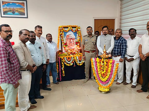ಉಡುಪಿಯಲ್ಲಿ ಆಯೋಜಿಸಿದ್ದ ಬಾಬು ಜಗಜೀವನ್​ ರಾಮ್​ ಅವರ ಜನ್ಮದಿನ ಕಾರ್ಯಕ್ರಮವನ್ನು ಹರಿರಾಂ ಶಂಕರ್​ ಉದ್ಘಾಟಿಸಿದರು. ಅಬೀದ್​ ಗದ್ಯಾಳ್​, ನಾರಾಯಣ ಸ್ವಾಮಿ, ದಯಾನಂದ್​ ಡಿ. ಕಿದಿಯೂರು, ಸುಂದರ್ ಮಾಸ್ಟರ್, ಶ್ರೀದೇವಿ ಇತರರಿದ್ದರು.